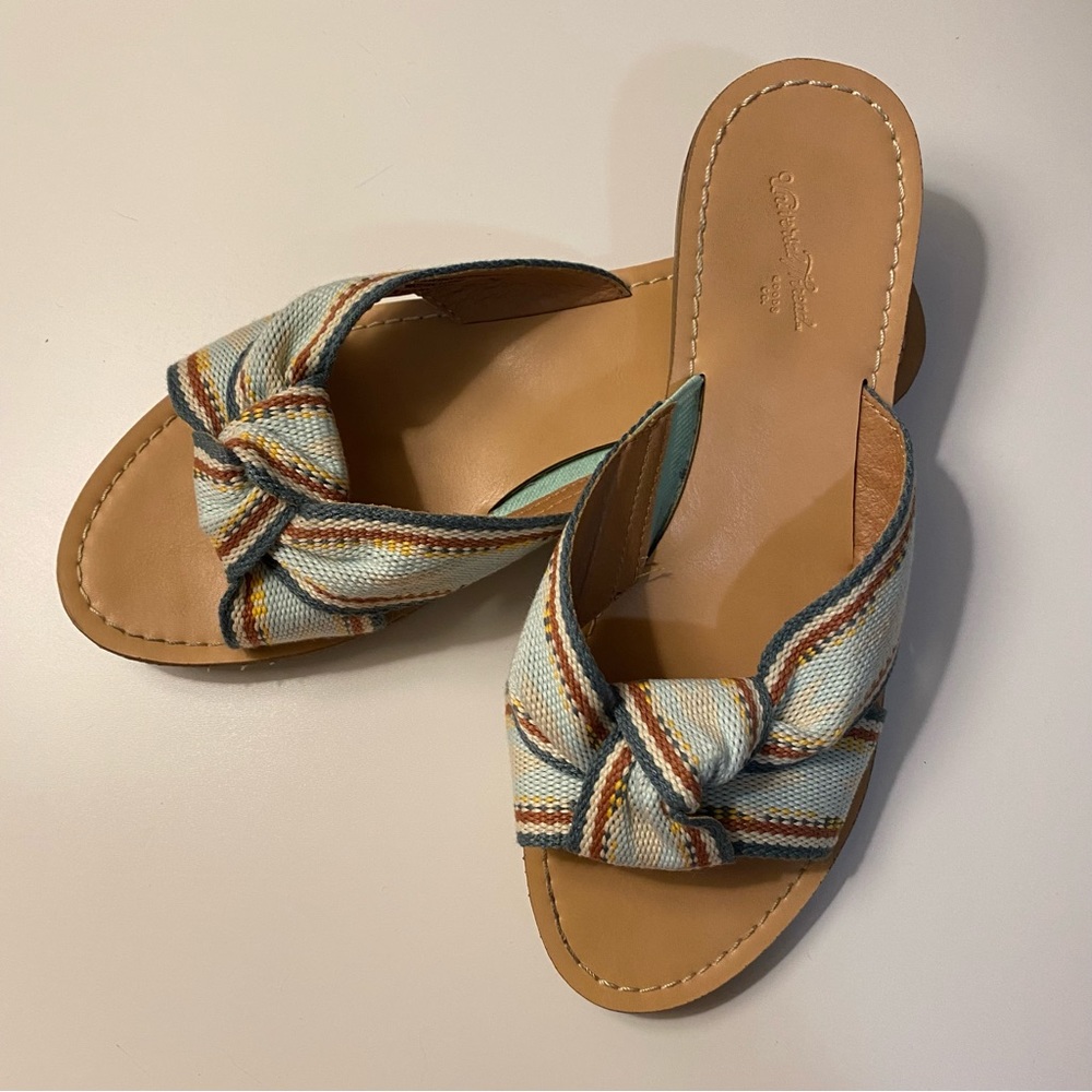 Universal threads Target Knot striped sandals size 7